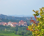 Udsigt til byen Barolo i Piemonte